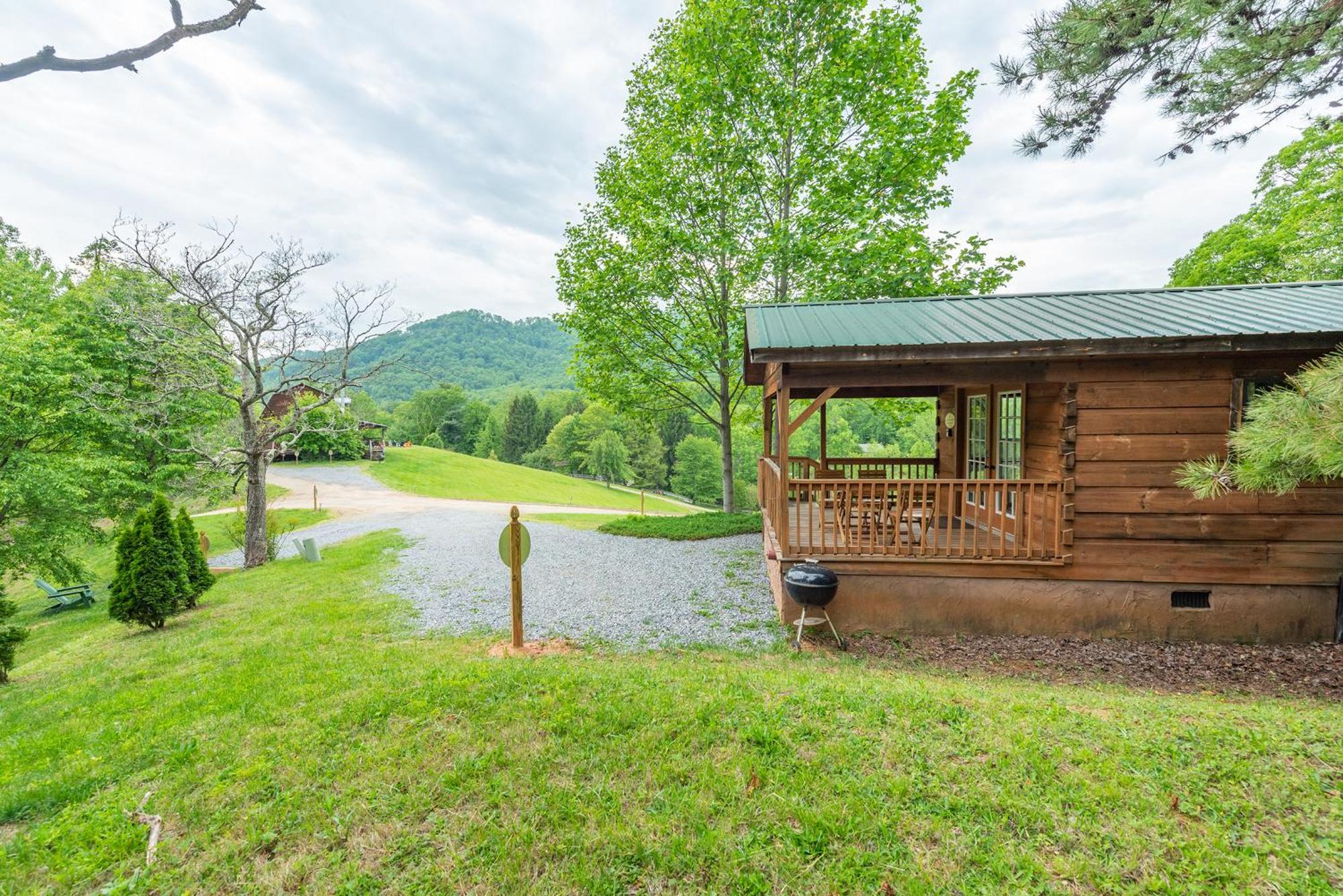 Engadine Inn And Cabins Candler Екстериор снимка