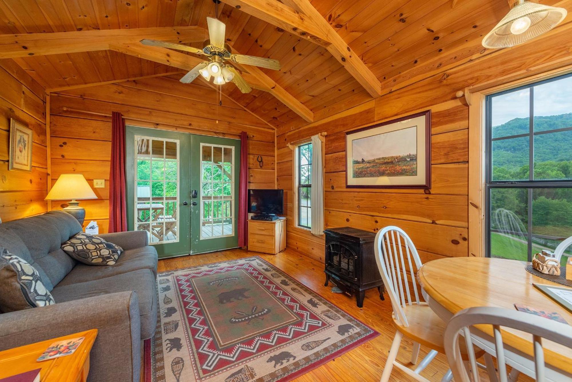 Engadine Inn And Cabins Candler Екстериор снимка
