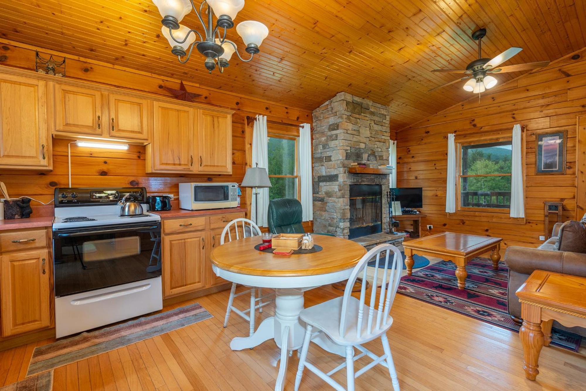 Engadine Inn And Cabins Candler Екстериор снимка