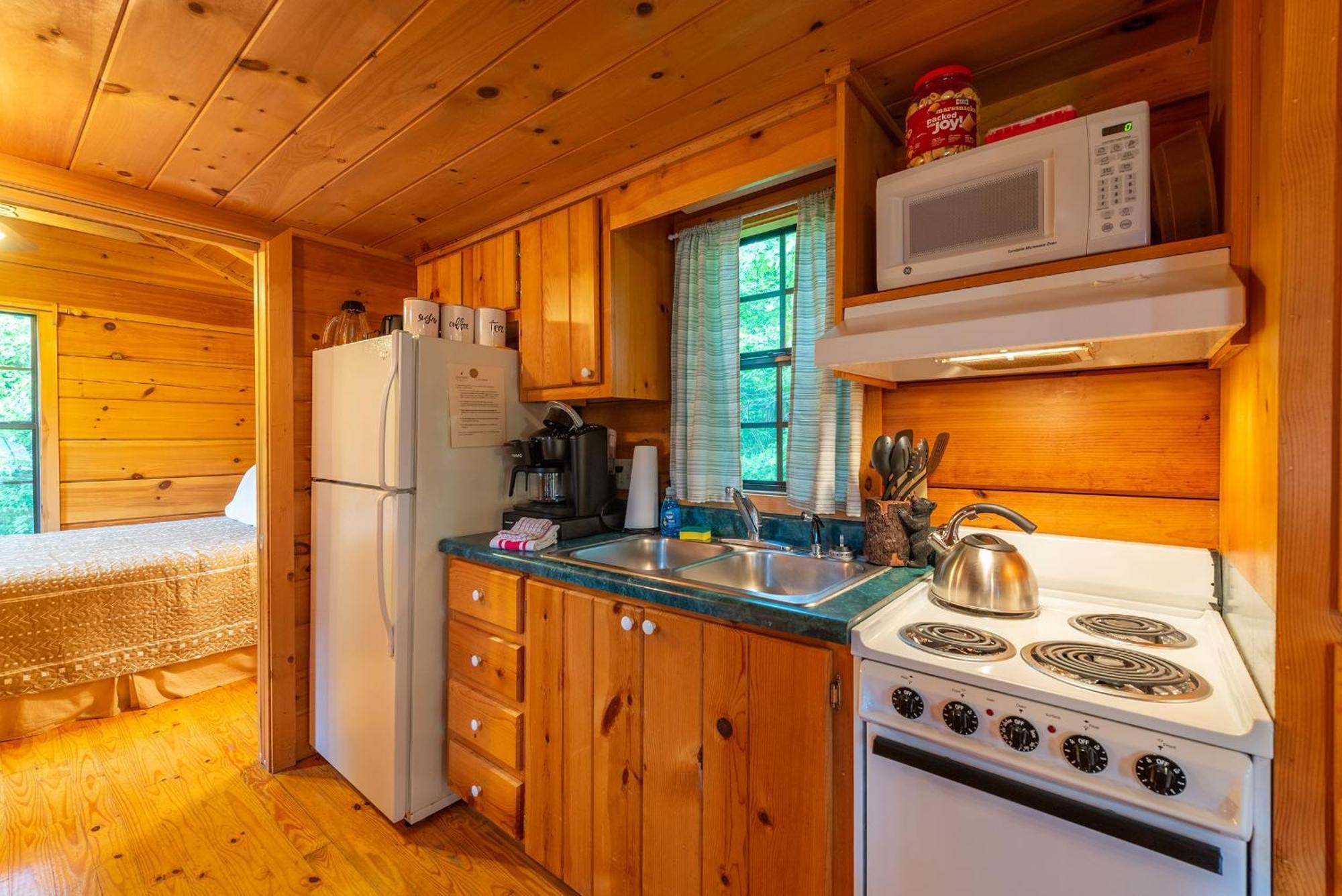 Engadine Inn And Cabins Candler Екстериор снимка