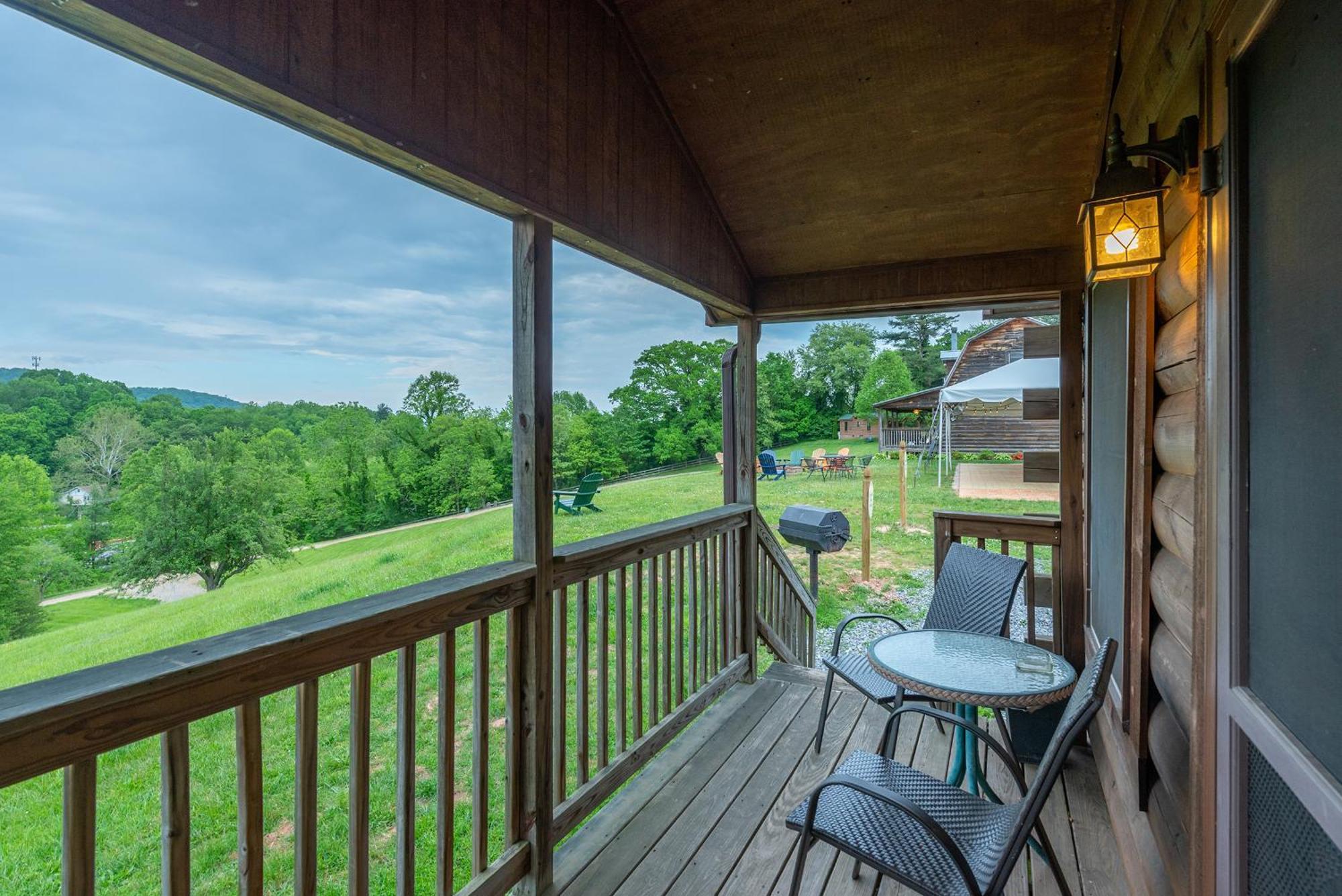 Engadine Inn And Cabins Candler Екстериор снимка