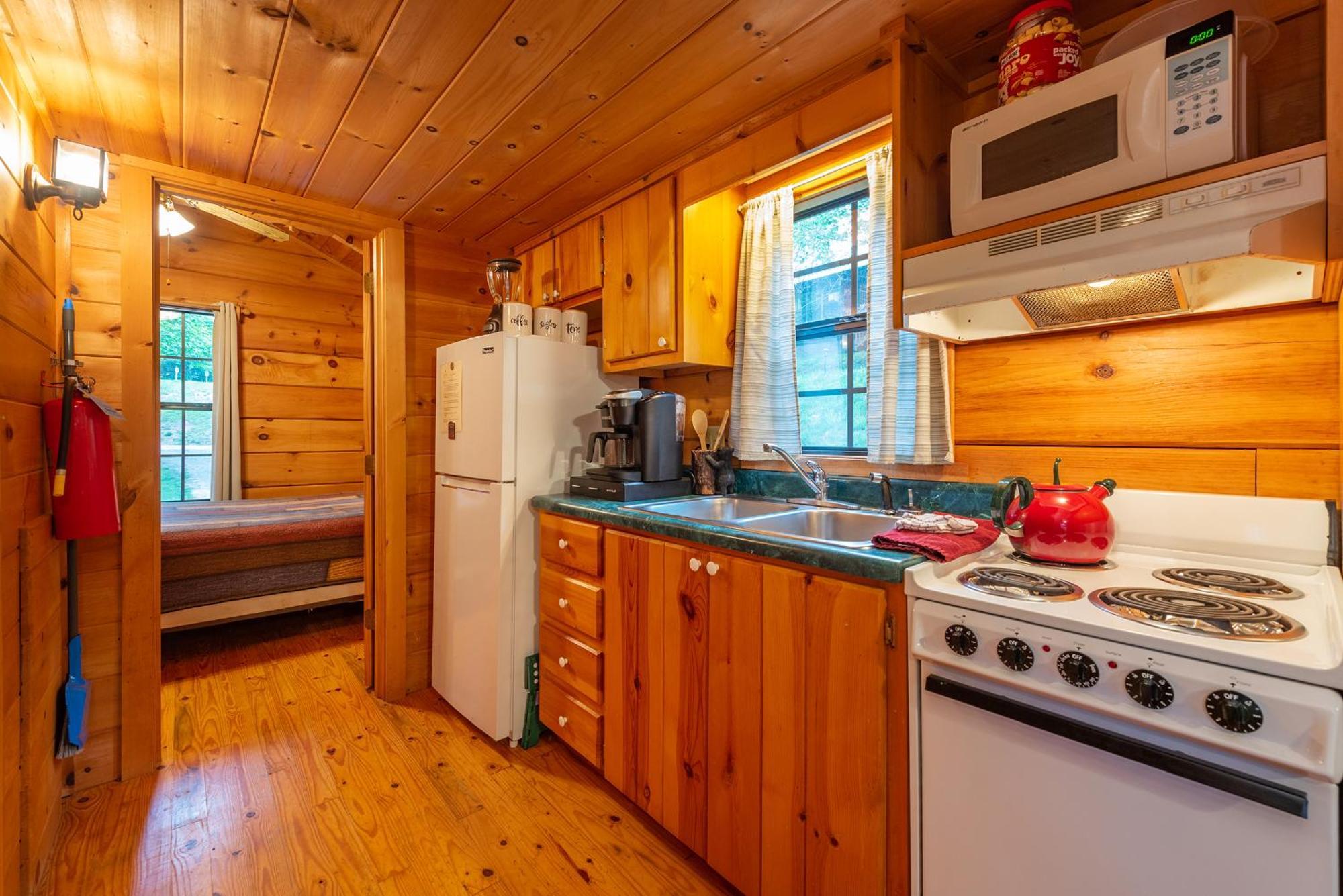 Engadine Inn And Cabins Candler Екстериор снимка