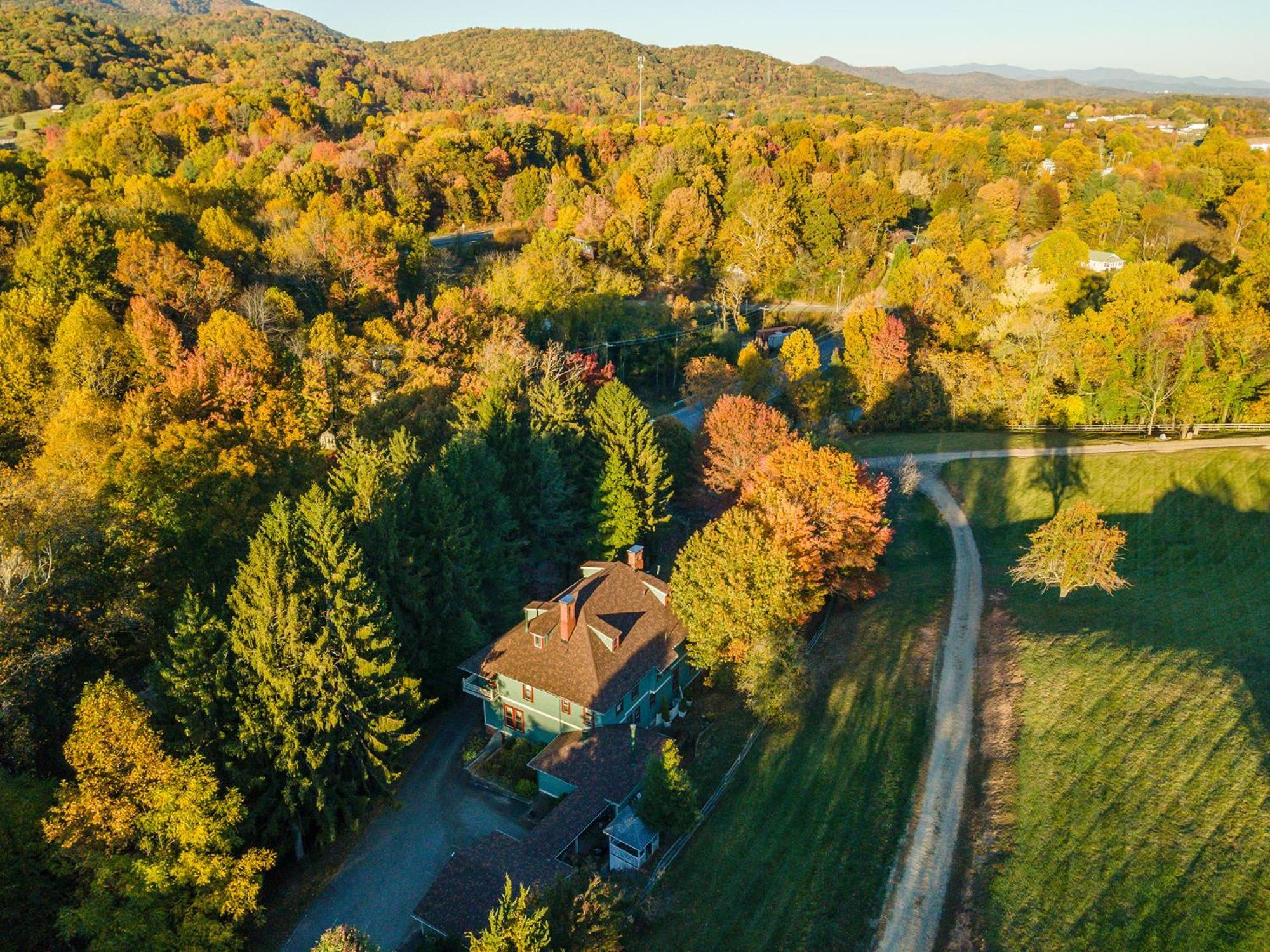 Engadine Inn And Cabins Candler Екстериор снимка